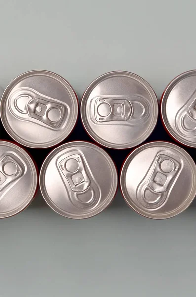 Muitas latas de alumínio novas de refrigerantes ou recipientes de bebidas energéticas. Conceito de fabricação de bebidas e produção em massa — Fotografia de Stock