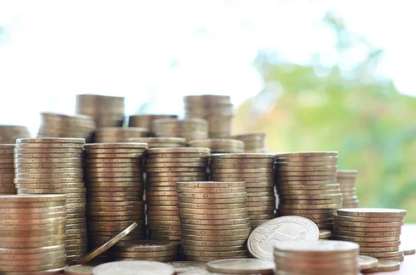 Grande quantidade de brilhante ucraniano velho 1 hryvnia pilhas de moedas fechar em cima da mesa de madeira em árvores verdes pano de fundo. O conceito de negócio e vida rica na Ucrânia — Fotografia de Stock