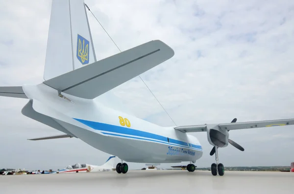 Іграшковий зразок україніанського військового транспортера. Реалістичний літак ручної роботи — стокове фото
