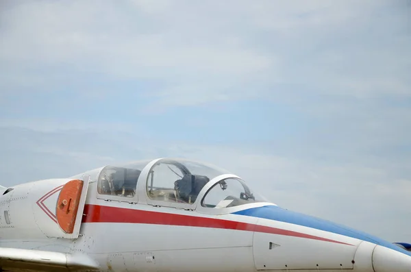 Καμπίνα τεθωρακισμένων μαχητικών αεροσκαφών κοντά στον γαλάζιο ουρανό — Φωτογραφία Αρχείου
