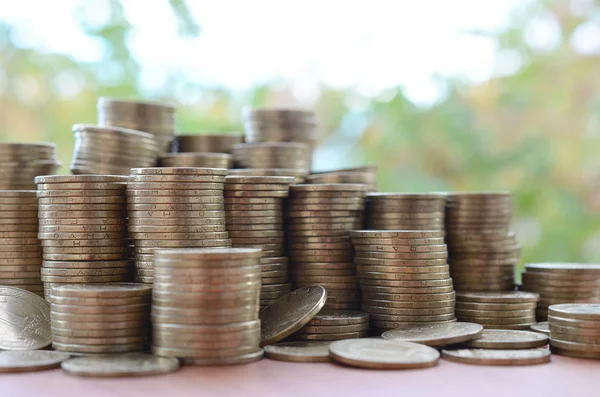 Grande quantidade de brilhante ucraniano velho 1 hryvnia pilhas de moedas fechar em cima da mesa de madeira em árvores verdes pano de fundo. O conceito de negócio e vida rica na Ucrânia — Fotografia de Stock