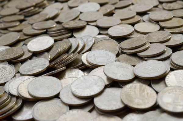 Velké množství lesklé ukrajinské staré 1 hřivna mince zblízka. Koncept bohatého života na Ukrajině — Stock fotografie