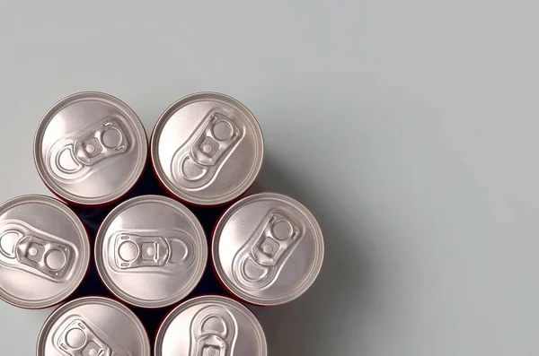 Viele neue Aluminiumdosen für Limonaden oder Energy-Drinks. Getränkeherstellungskonzept und Massenproduktion — Stockfoto