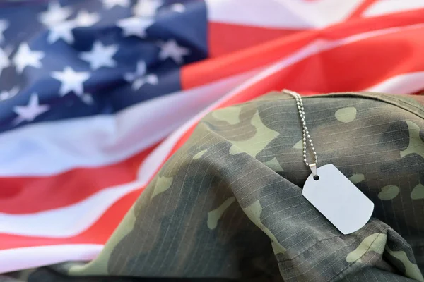 Ezüst katonai gyöngyök kutya címkével az Egyesült Államok szövet zászló és álcázó egyenruha — Stock Fotó