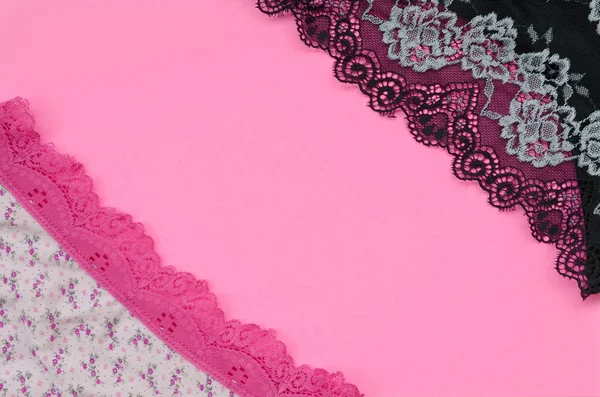 Ropa interior de mujer negra y rosa con encaje sobre fondo rosa con espacio para copiar. Publicidad para tienda de ropa interior de mujer hermosa y cómoda — Foto de Stock