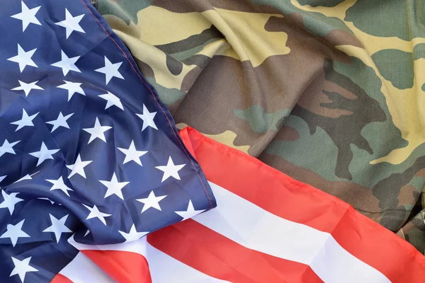 Amerikai Egyesült Államok zászló és hajtogatott katonai egyenruha kabát. Katonai szimbólumok konceptuális háttér banner amerikai hazafias ünnepek — Stock Fotó