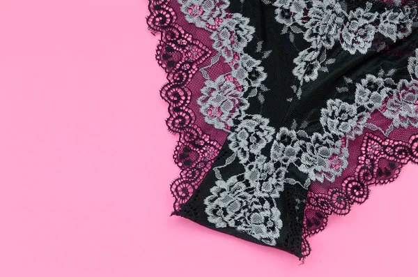 Cueca de mulheres negras com renda em fundo rosa com espaço de cópia. Beleza conceito blogueiro de moda. lingerie romântica para a tentação dia dos namorados — Fotografia de Stock