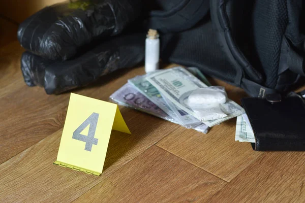 Big heroin packets and packs of money bills as evidence in crime scene investigation process — Stock Photo, Image