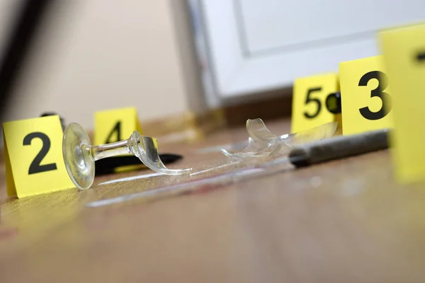 Crime scene investigation - numbering of evidences after the murder in the apartment. Broken glass of wine, knife and bottle as evidence — Stock Photo, Image
