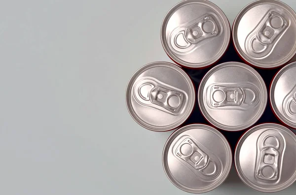 Viele neue Aluminiumdosen für Limonaden oder Energy-Drinks. Getränkeherstellungskonzept und Massenproduktion — Stockfoto