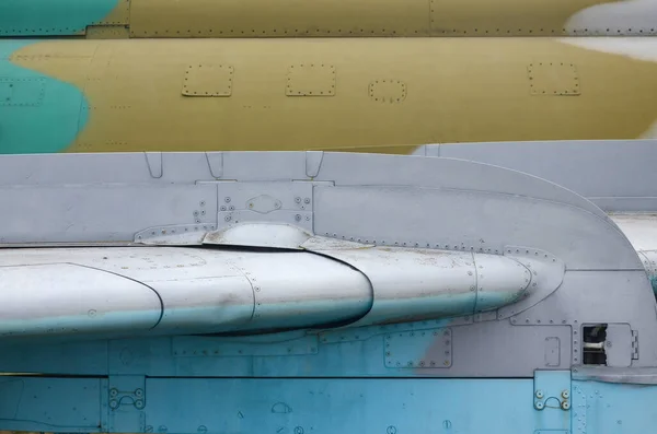 Βρώμικη λεπτομερή υφή του σώματος παλαιού μαχητικού αεροσκάφους βαμμένο σε καμουφλάζ με πολλά πριτσίνια — Φωτογραφία Αρχείου