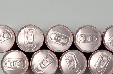 Birçok yeni alüminyum kutu soda ya da enerji içeceği kutuları. İçki üretim konsepti ve seri üretim