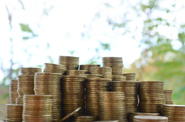 Duża ilość błyszczących ukraińskich starych 1 hrywien stosy monet zbliżyć na drewnianym stole na zielonych drzew tle. Koncepcja biznesu i bogate życie na Ukrainie — Zdjęcie stockowe