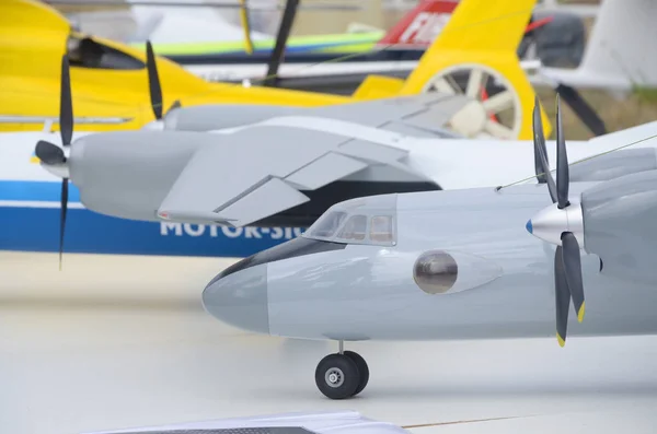 Modelo de juguete del transportador de aviones militares ucranianos de cerca. Avión realista hecho a mano — Foto de Stock