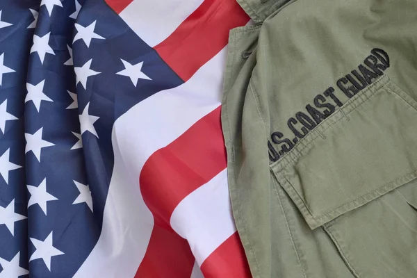 旧米沿岸警備隊の制服は折り畳まれた米国の旗にある — ストック写真
