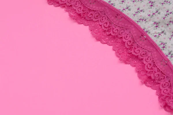 Ropa interior de mujer blanca con encaje sobre fondo rosa con espacio para copiar. Concepto de blogger de belleza. Ropa interior romántica para la tentación de San Valentín — Foto de Stock