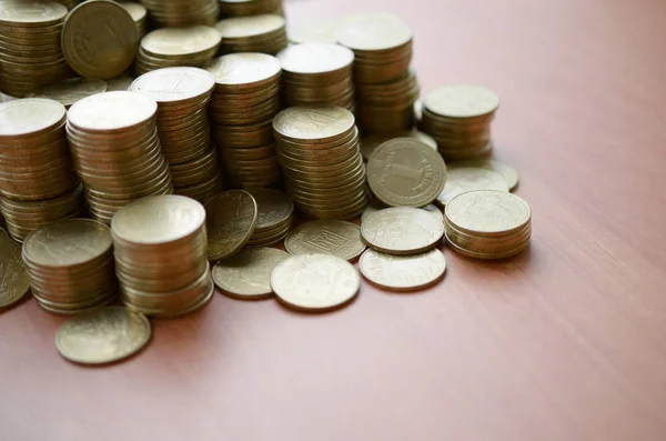 Duża ilość błyszczących ukraińskich starych 1 hrywien monet zbliżyć na drewnianym stole. Koncepcja biznesu i bogate życie na Ukrainie — Zdjęcie stockowe