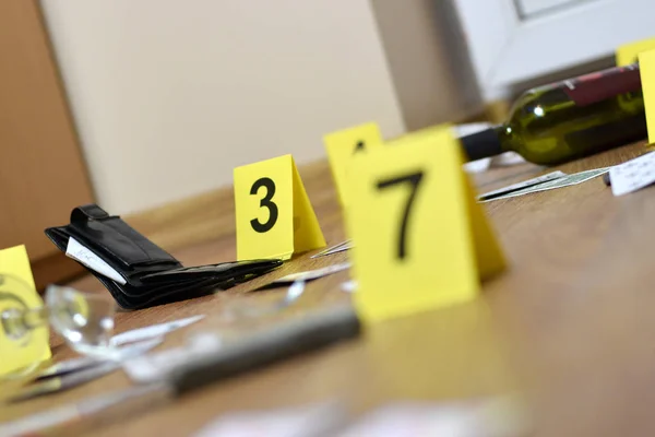 Crime scene investigation - numbering of evidences after the murder in the apartment. A lot of playing cards, wallet and bottle of wine as evidence — Stock Photo, Image