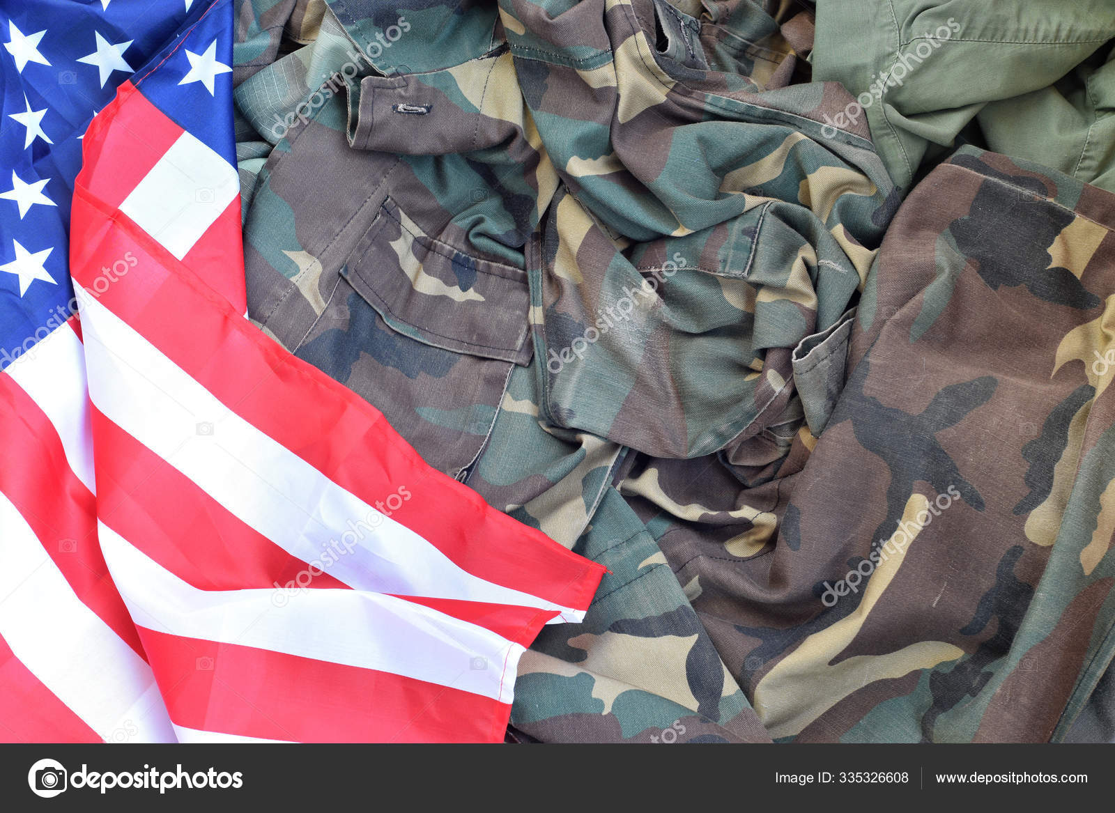 Estados Unidos da América bandeira e casaco uniforme militar dobrado.  Símbolos militares fundo conceitual banner para feriados patrióticos  americanos fotos, imagens de © Mehaniq #335326608