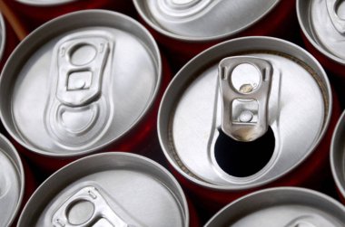 Bir sürü alüminyum soda kutusu. Gazoz veya teneke kutuların seri üretimi için reklam.