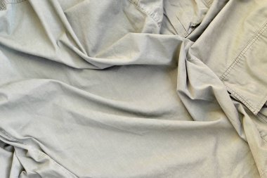 Kumaşın dokusu zeytin renginde. İkinci Dünya Savaşı 'ndaki Amerikan askerlerinin üniformasına benziyor.