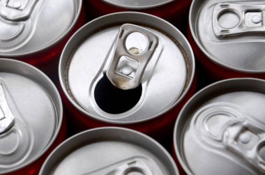 Bir sürü alüminyum soda kutusu. Gazoz veya teneke kutuların seri üretimi için reklam.