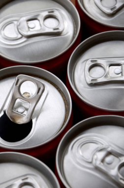 Bir sürü alüminyum soda kutusu. Gazoz veya teneke kutuların seri üretimi için reklam.