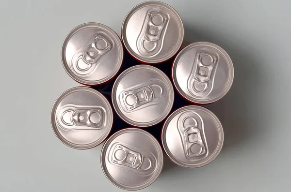 Много новых алюминиевых банок из соды безалкогольных напитков или контейнеров энергетических напитков. Концепция производства напитков и массовое производство — стоковое фото