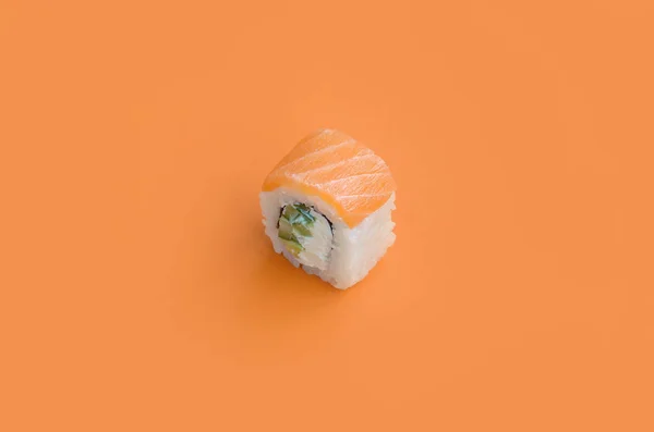 Filadelfia rollo con salmón sobre fondo naranja. Minimalismo vista superior plana laico con comida japonesa —  Fotos de Stock