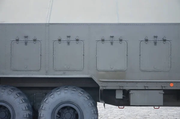 Dekat dengan truk militer hijau. Teknologi kendaraan militer modern — Stok Foto
