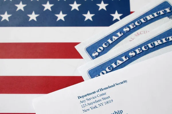 Az Egyesült Államok társadalombiztosítási száma kártyák rejlik Uscis boríték rajtunk zászló — Stock Fotó