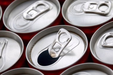 Bir sürü alüminyum soda kutusu. Gazoz veya teneke kutuların seri üretimi için reklam.