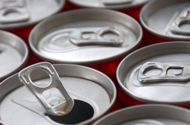 Bir sürü alüminyum soda kutusu. Gazoz veya teneke kutuların seri üretimi için reklam.