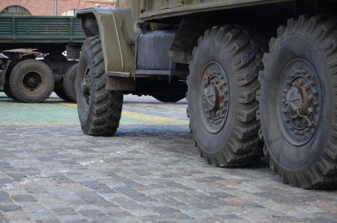 Yeşil askeri kamyonu kapatın. Modern askeri taşıma aracı teknolojileri