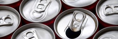 Bir sürü alüminyum soda kutusu. Gazoz veya teneke kutuların seri üretimi için reklam.
