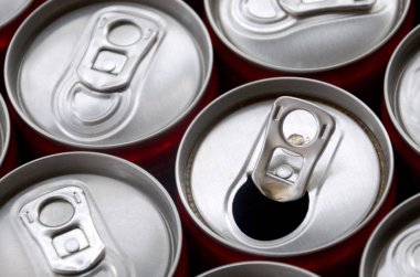 Bir sürü alüminyum soda kutusu. Gazoz veya teneke kutuların seri üretimi için reklam.
