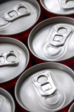 Bir sürü alüminyum soda kutusu. Gazoz veya teneke kutuların seri üretimi için reklam.