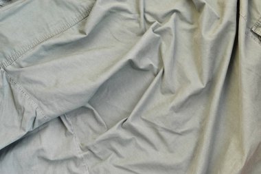 Kumaşın dokusu zeytin renginde. İkinci Dünya Savaşı 'ndaki Amerikan askerlerinin üniformasına benziyor.