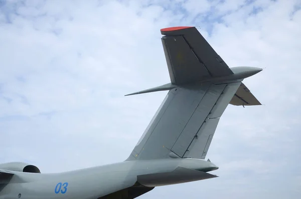 Gran cola de aviones militares blindados cerca del cielo azul — Foto de Stock