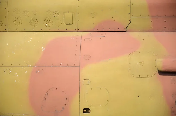 Eski savaş uçağı vücudunun kirli ve detaylı dokusu kamuflajla birçok perçinle boyanmış. — Stok fotoğraf