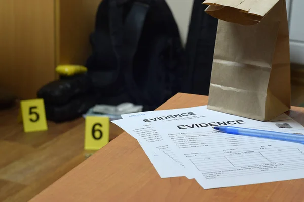 Evidence Chain of Custody Labels and brown paper bag lies with big heroin packets and packs of money bills as evidence in crime scene investigation process on backdrop — Stock Photo, Image