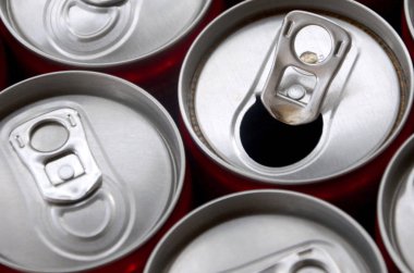 Bir sürü alüminyum soda kutusu. Gazoz veya teneke kutuların seri üretimi için reklam.