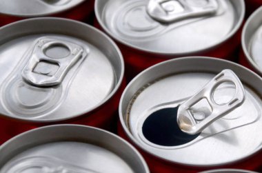 Bir sürü alüminyum soda kutusu. Gazoz veya teneke kutuların seri üretimi için reklam.