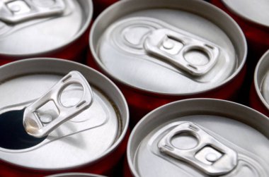 Bir sürü alüminyum soda kutusu. Gazoz veya teneke kutuların seri üretimi için reklam.