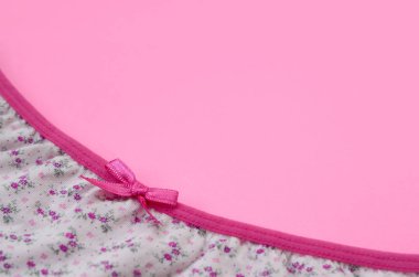 Pembe arka planda dantelli beyaz kadın iç çamaşırı ve fotokopi alanı. Güzellik moda blogcusu konsepti. Sevgililer Günü cazibesi için romantik iç çamaşırı.