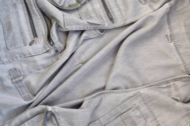 Kumaşın dokusu zeytin renginde. Balıkçı ya da avcı yeleğine benziyor.