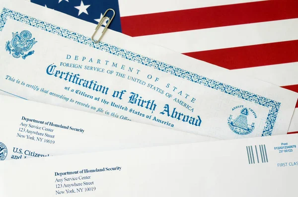 Fs-545 Certificación de nacimiento en el extranjero se encuentra en la bandera de los Estados Unidos con el sobre del Departamento de Seguridad Nacional —  Fotos de Stock