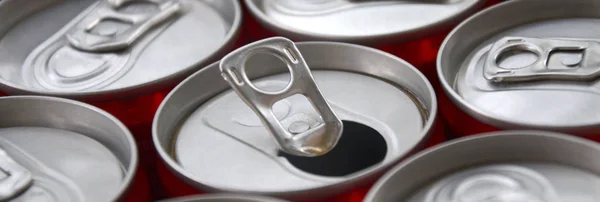 Många läskburkar av aluminium. Reklam för läskedrycker eller masstillverkning av burkar — Stockfoto