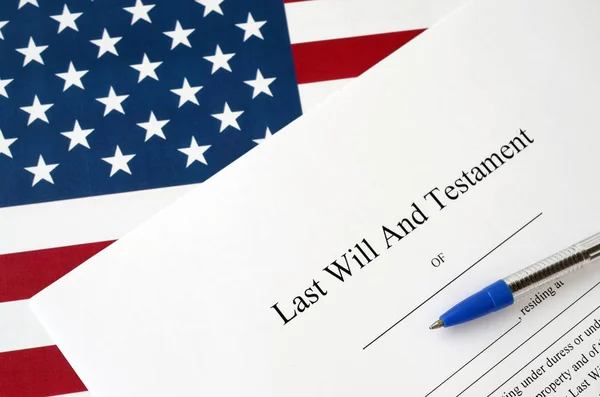 Última Voluntad y testamento documento en blanco con pluma en la bandera de Estados Unidos —  Fotos de Stock
