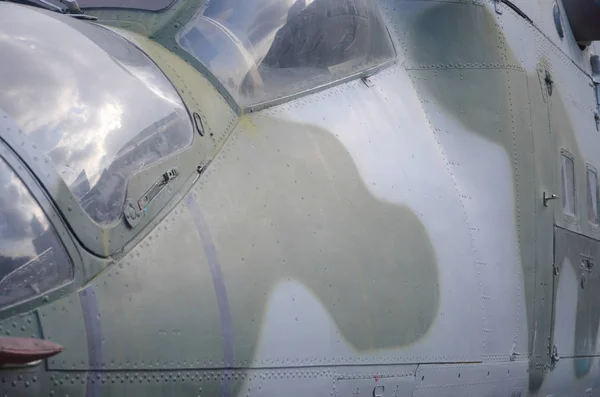 Helikopterin kabin parçası yaklaşıyor. Kamuflaj uçak gövdesi ve kurşun geçirmez cam. — Stok fotoğraf